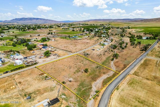 1335 Gibson Rd, Selah, WA 98942