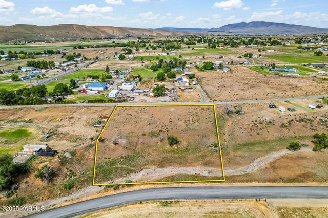 1335 Gibson Rd, Selah, WA 98942