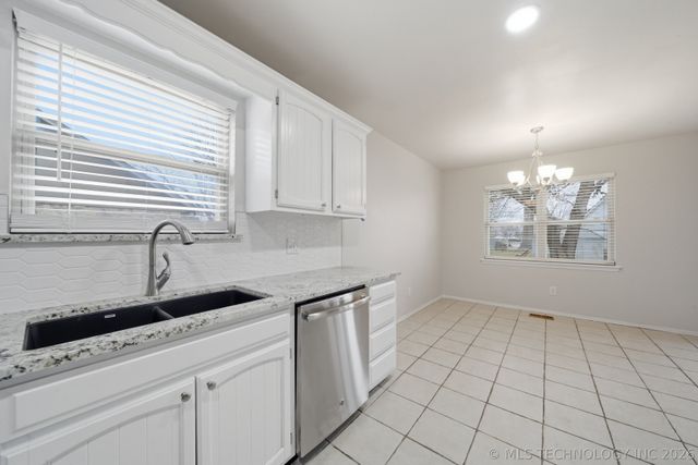 117 W Timberlane Court, Broken Arrow, OK 74011