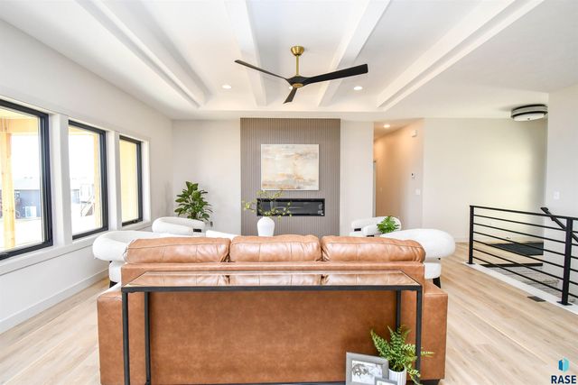 1612 N Notley Ct Court, Sioux Falls, SD 57110