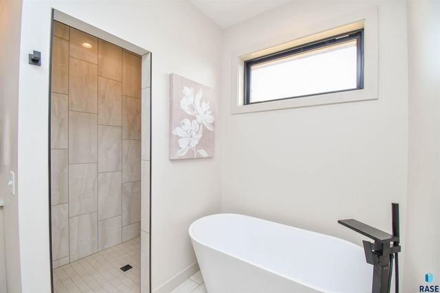 1612 N Notley Ct Court, Sioux Falls, SD 57110