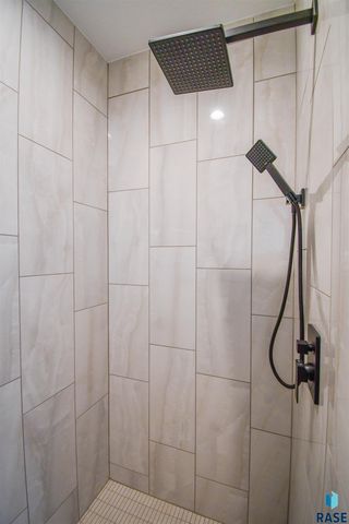 1612 N Notley Ct Court, Sioux Falls, SD 57110