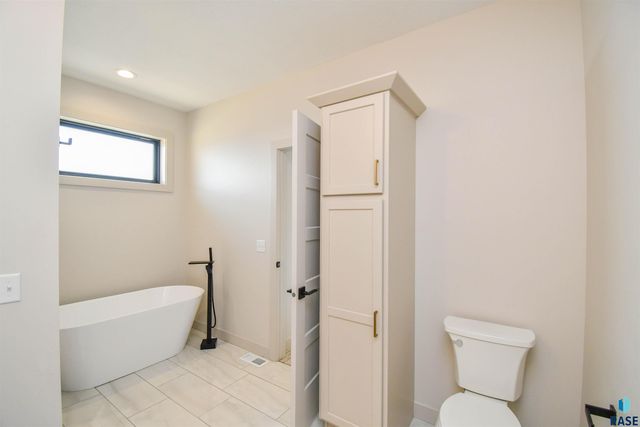 1612 N Notley Ct Court, Sioux Falls, SD 57110