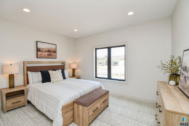 1612 N Notley Ct Court, Sioux Falls, SD 57110