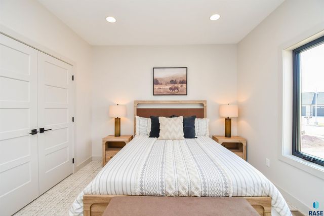 1612 N Notley Ct Court, Sioux Falls, SD 57110