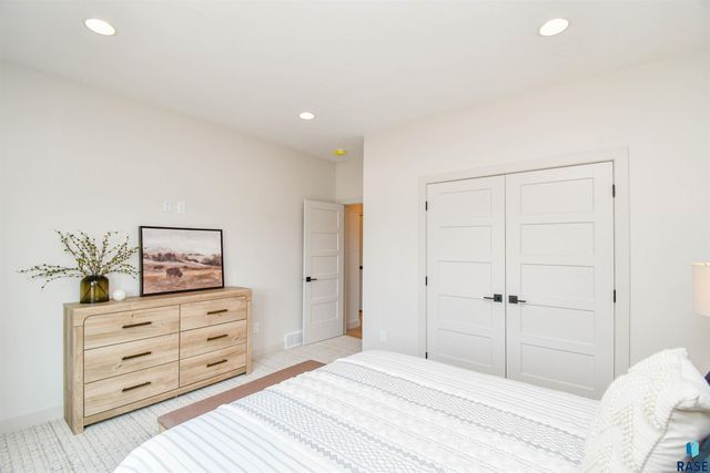 1612 N Notley Ct Court, Sioux Falls, SD 57110