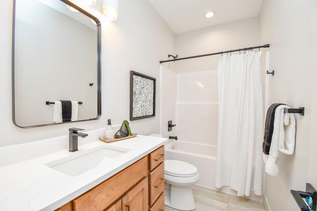 1612 N Notley Ct Court, Sioux Falls, SD 57110