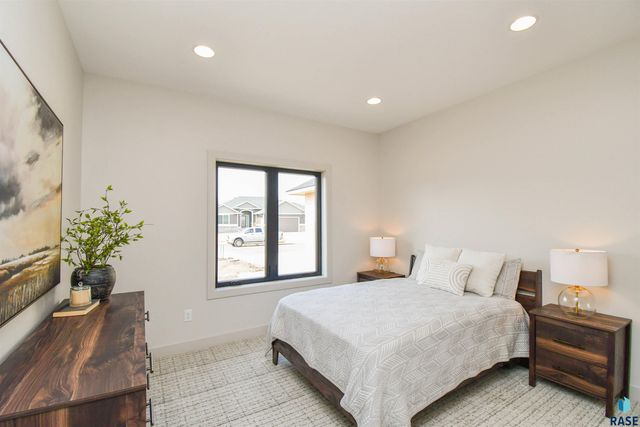 1612 N Notley Ct Court, Sioux Falls, SD 57110