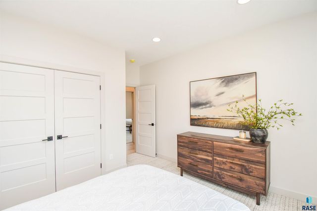 1612 N Notley Ct Court, Sioux Falls, SD 57110