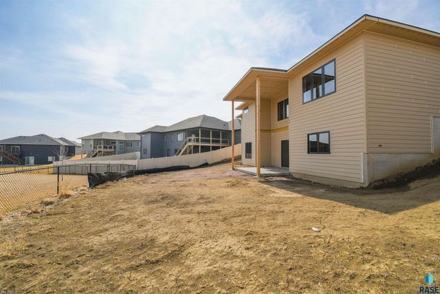 1612 N Notley Ct Court, Sioux Falls, SD 57110