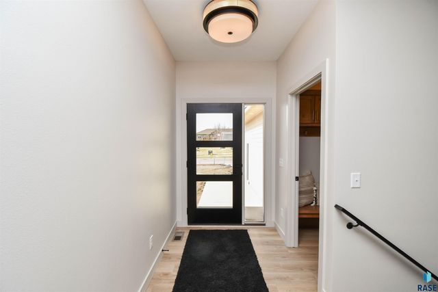 1612 N Notley Ct Court, Sioux Falls, SD 57110