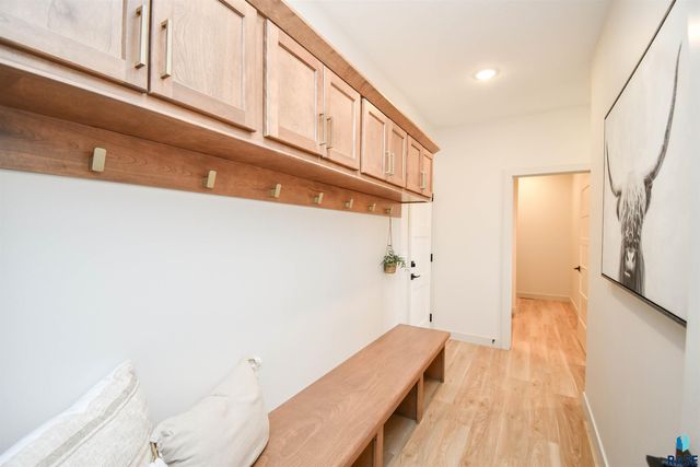 1612 N Notley Ct Court, Sioux Falls, SD 57110