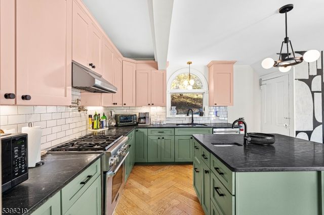 1370 Johnston Dr, Watchung Boro, NJ 07069