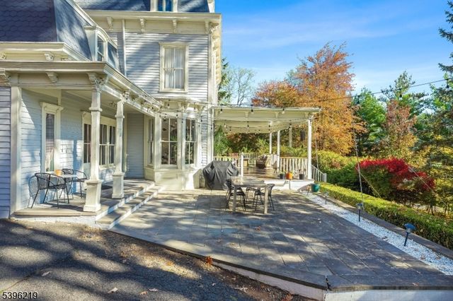 1370 Johnston Dr, Watchung Boro, NJ 07069