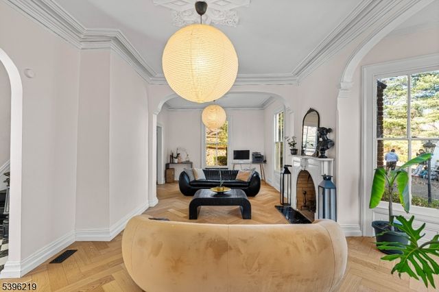 1370 Johnston Dr, Watchung Boro, NJ 07069