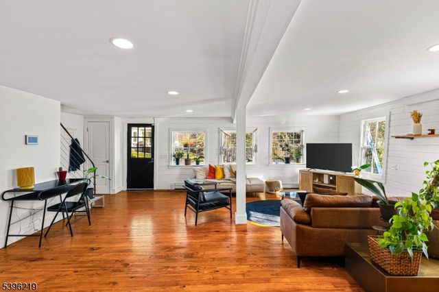 1370 Johnston Dr, Watchung Boro, NJ 07069