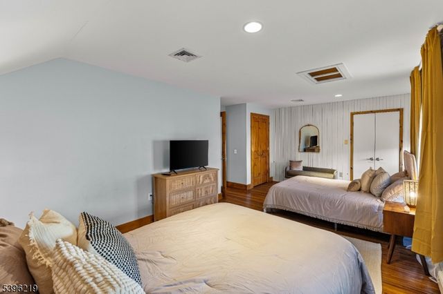 1370 Johnston Dr, Watchung Boro, NJ 07069