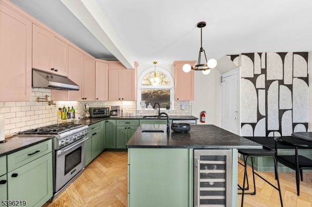 1370 Johnston Dr, Watchung Boro, NJ 07069