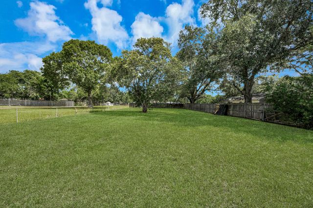 1909 Brooks Avenue, Rosenberg, TX 77471