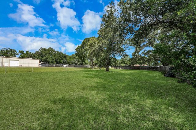 1909 Brooks Avenue, Rosenberg, TX 77471