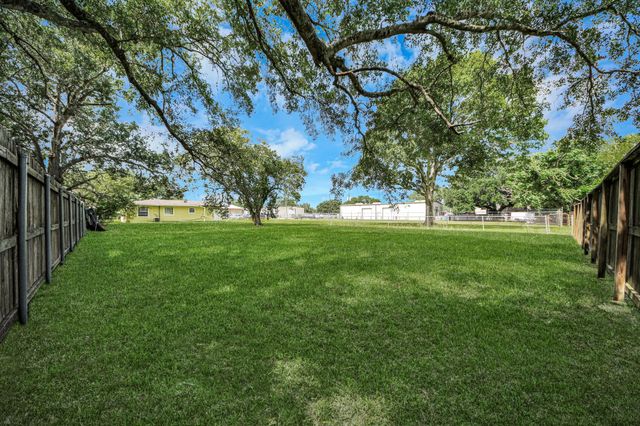 1909 Brooks Avenue, Rosenberg, TX 77471