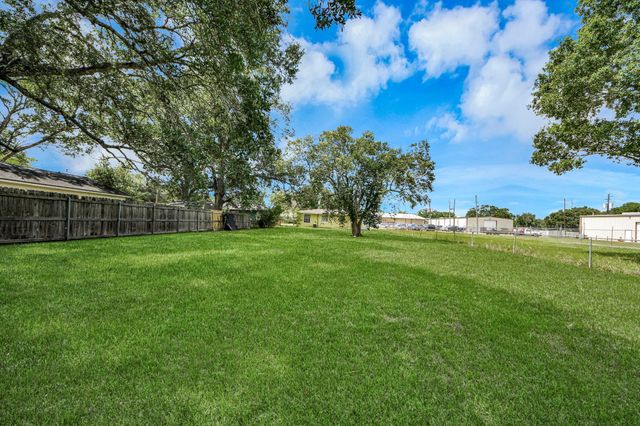 1909 Brooks Avenue, Rosenberg, TX 77471