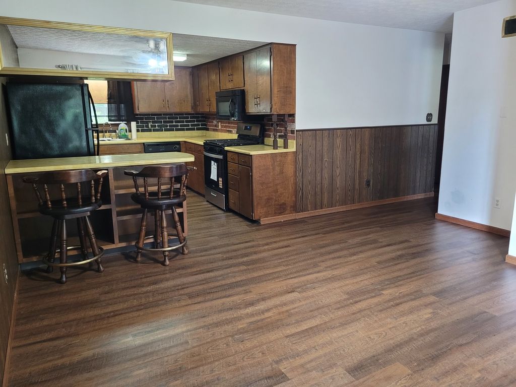 Image 15 of property listing at 1905 S 15th Street, Mt Vernon, IL 62864