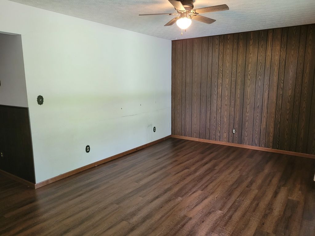 Image 3 of property listing at 1905 S 15th Street, Mt Vernon, IL 62864