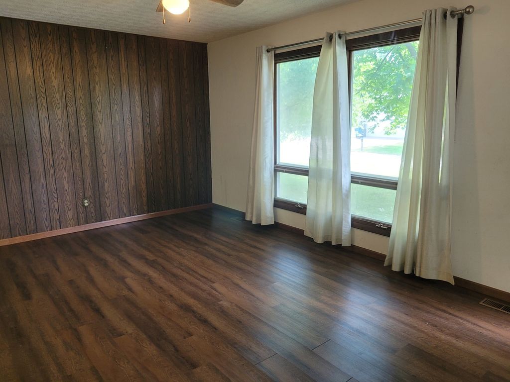 Image 4 of property listing at 1905 S 15th Street, Mt Vernon, IL 62864