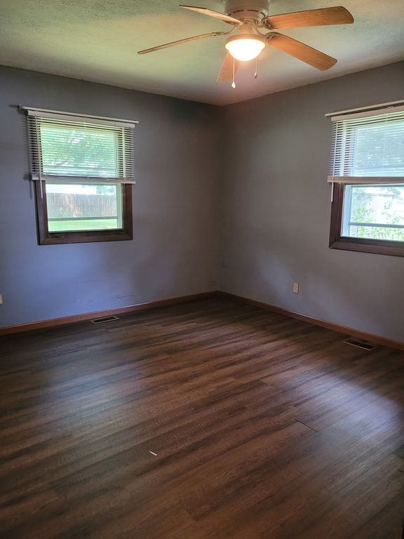 Image 7 of property listing at 1905 S 15th Street, Mt Vernon, IL 62864