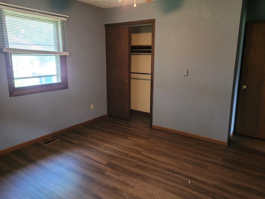 Image 8 of property listing at 1905 S 15th Street, Mt Vernon, IL 62864