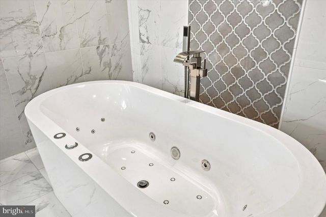 2460 BANNERSTONE DR, Quakertown, PA 18951