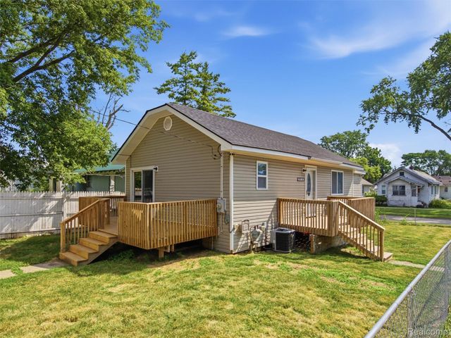 84 W End Avenue, Waterford Charter Township, MI 48328