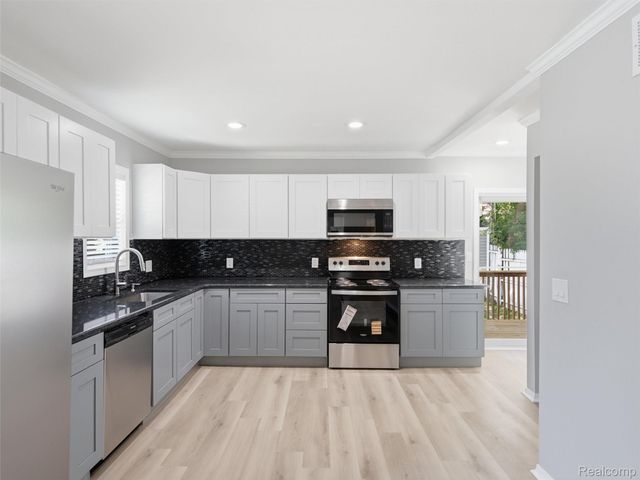 84 W End Avenue, Waterford Charter Township, MI 48328