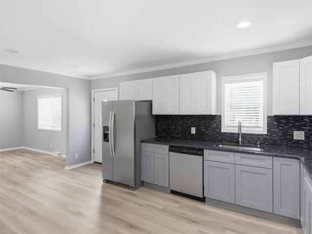 84 W End Avenue, Waterford Charter Township, MI 48328
