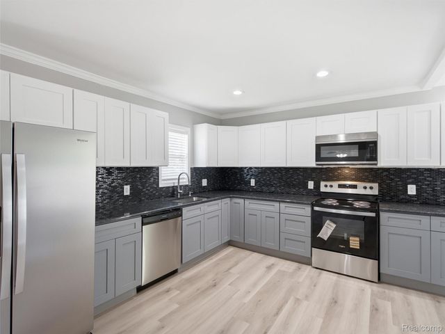 84 W End Avenue, Waterford Charter Township, MI 48328