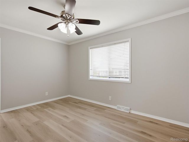 84 W End Avenue, Waterford Charter Township, MI 48328