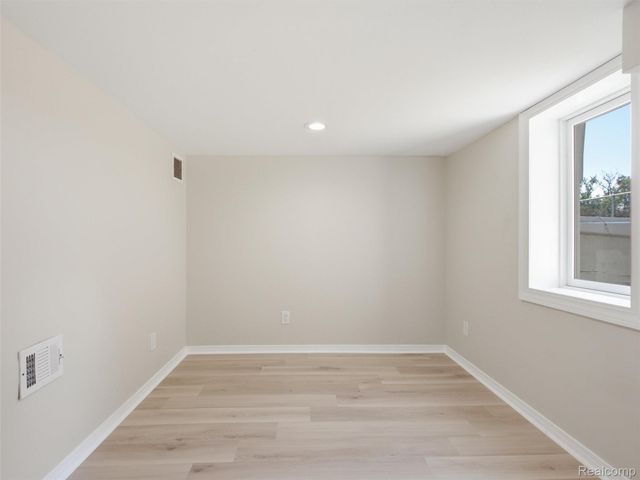 84 W End Avenue, Waterford Charter Township, MI 48328