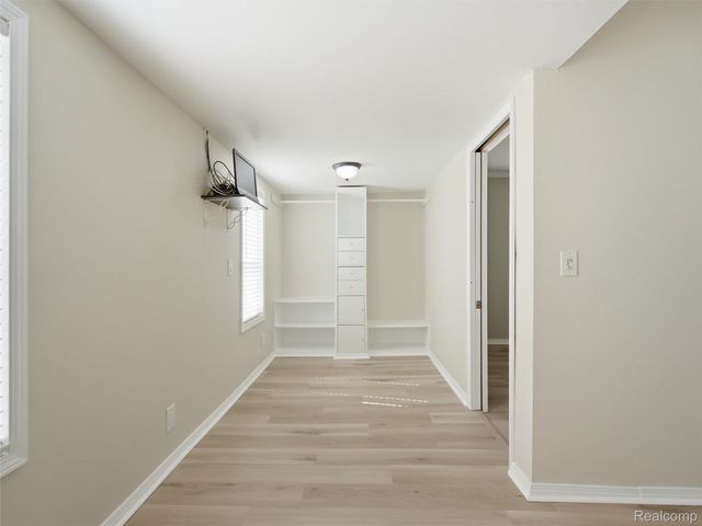 84 W End Avenue, Waterford Charter Township, MI 48328