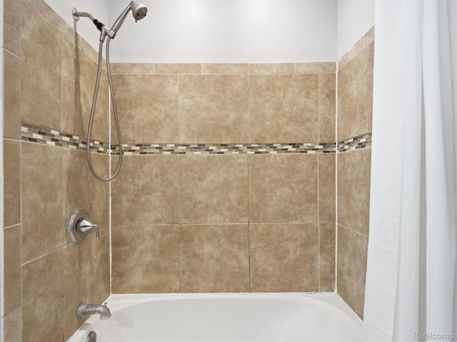 84 W End Avenue, Waterford Charter Township, MI 48328
