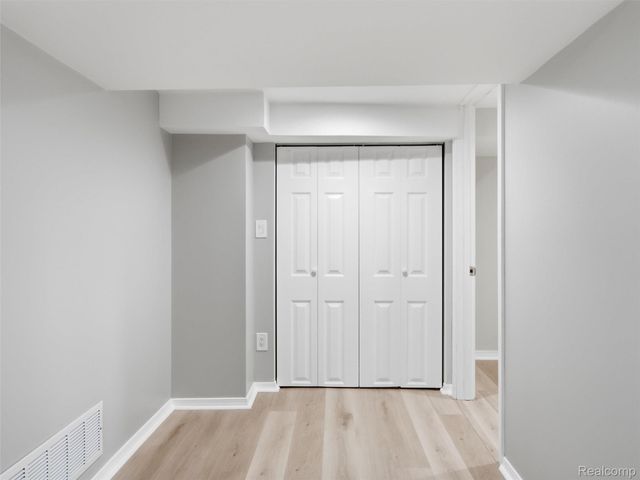84 W End Avenue, Waterford Charter Township, MI 48328