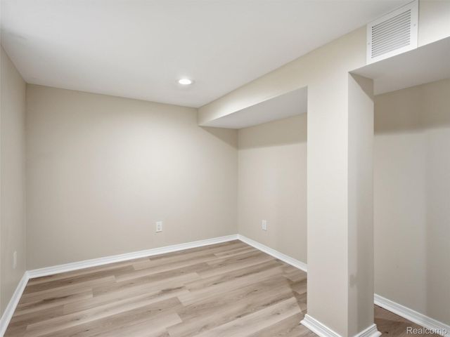 84 W End Avenue, Waterford Charter Township, MI 48328