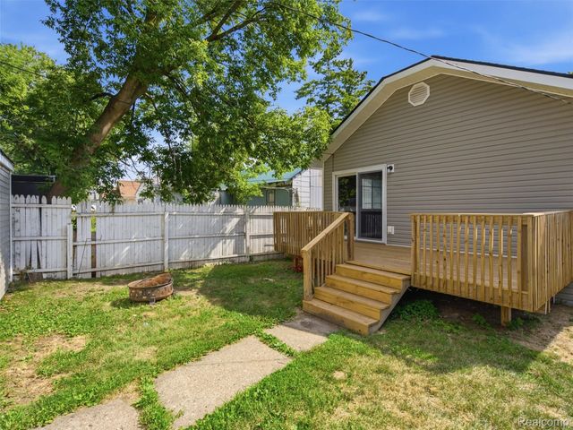 84 W End Avenue, Waterford Charter Township, MI 48328