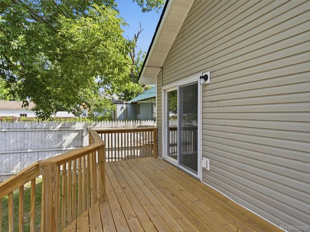 84 W End Avenue, Waterford Charter Township, MI 48328