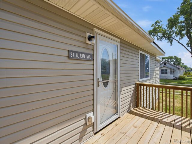 84 W End Avenue, Waterford Charter Township, MI 48328