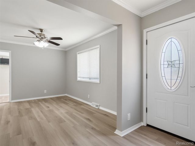 84 W End Avenue, Waterford Charter Township, MI 48328