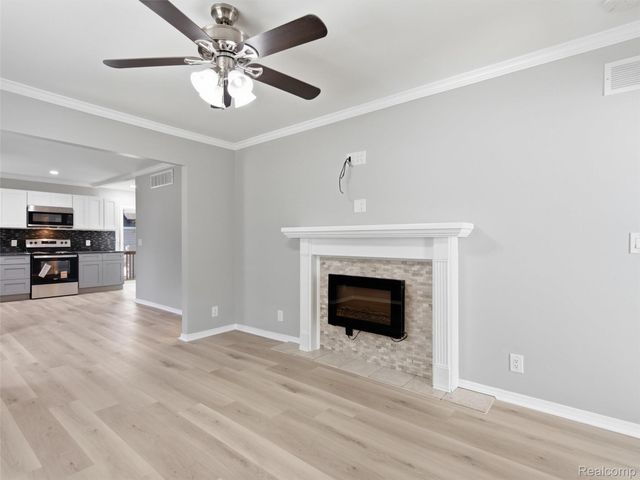84 W End Avenue, Waterford Charter Township, MI 48328