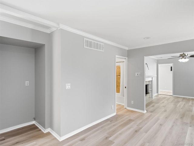 84 W End Avenue, Waterford Charter Township, MI 48328