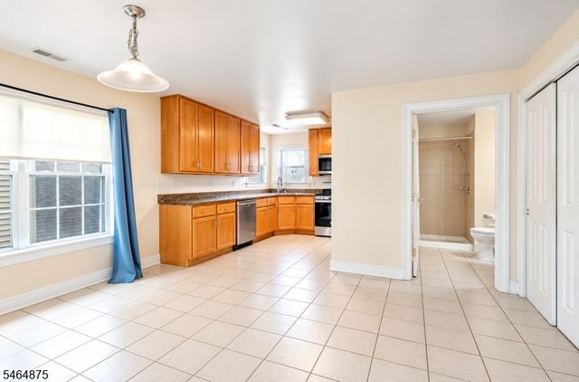 178 Front St, Elizabeth City, NJ 07206