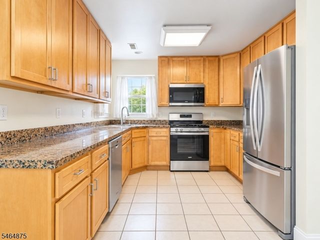 178 Front St, Elizabeth City, NJ 07206